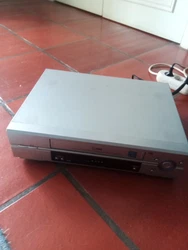 Magnetoscope LG gris en état de marche.Jai la télécommande avec mais je nai pas réussi à la faire fonctionner, je...