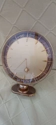 horloge KIENZLE bauhaus 8days années 30 Moeller desk clock. Pendule en bronze, cerclée des signes du zodiaque. ...