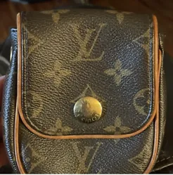 This is an authentic Louis Vuitton shoulder bag in the coveted Monogram pattern. The bag features brown canvas with a...