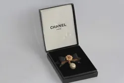 CL 54051 GD. Ancienne broche Chanel, Ruban au Camélia.