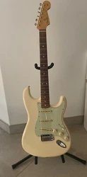 Je vends ma Fender Stratocaster VINTERA 60s neuve achetée en mars 2022 (facture à lappuie). Elle est vendue avec la...