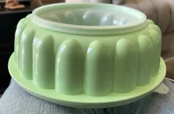 TUPPERWARE Jello Mold with Lid - Mint Green - 1201-4, 1201-3, 1203-2 Vintage. Condition is Used. Shipped with USPS...