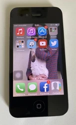 Apple iPhone 4 - 16 Go - Noir Téléphone Portable. Vendu avec chargeur mais sans les écouteurs.