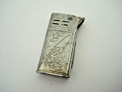 Ancien briquet tempête essence décor Art Nouveau scènes de chasse et de pêche. Old petrol storm lighter with Art...