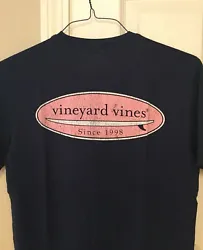 On the front, it has a front pocket with a Vineyard Vines surfboard and says 