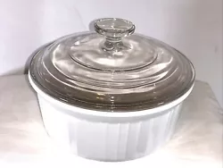 Corning Ware French White F-5-B Casserole with Lid 1.6 Liter Bake Ware. Condition is 