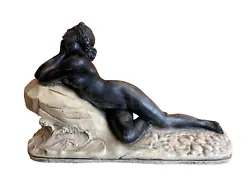 Cette sculpture aux allures de statue grecque est très élégante en bi-colore et. Style Art Déco. Un petit éclat au...