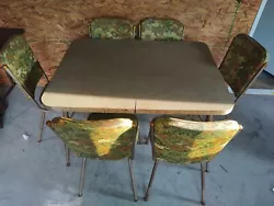 Vintage Retro Formica Top Kitchen Table With 6 Chairs And Leaf. Condition is 