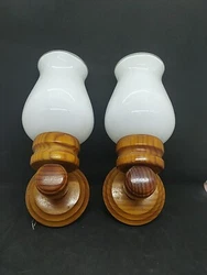 Applique en bois vintage, Design Scandinave , Hauteur 23 cm Profondeur 12 cm  Pied en bois  Tulipe en en verre opalin...