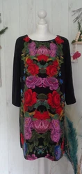 1 Robe noire à motifs fleurs 