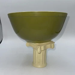 PYREX Avocado Olive Green Mixing Nesting Bowl #403, 2 1/2 QT VintageThis bowl is in great use conditioner. Are few...