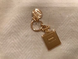 Breloque Chanel petit flacon numéro cinq doré en pendentif ou décor de sac à main.