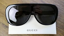 Gucci GG1370S 001. The gray lens add a retro inspired feel to the design. Lens color: Gray. Lens width: 99 mm.