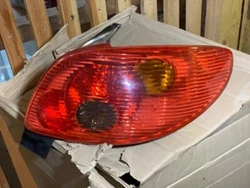Feu arrière droit coté passager. Pour PEUGEOT 206. Peugeot (Pièce dorigine authentique). Toutes les images sont...