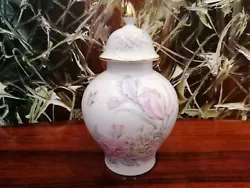 AK Kaiser Allemagne, Natalie, conception : K. Nossek vase couvert noble, en porcelaine blanche à décor floral dans...
