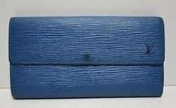Coloris : bleu. Composition : cuir épi. Hauteur : 10 cm. Longueur : 19 cm.