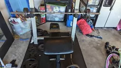 Bench press with Olympic Bars and 335 Lbs in Olympic Weights. 1 Curl bar. 1 Olympic Bench. 1 Professional Gym Rubber...