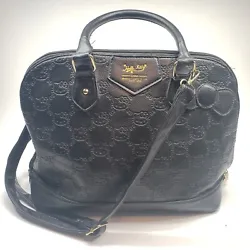 • Type : Handbag. • Material: Leather.