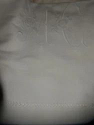 ANCIEN DRAP. Peut servir pour faire un Nappe ou un Rideau. (198 x 320 cm de Hauteur ). et lenuméro de suivi sera...