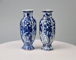 Kangxi (1662-1722). h 14cm each . mouth flea bites and minor chips(both). one mouth have a hairline, another one have...