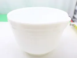 This milkhouse white bowl by Pyrex is in amazing condition, with pouring spout. We do the very best we can to provide...
