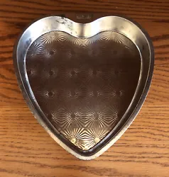 Vintage EKCO Ovenex Heart Shaped Cake Pan Starburst Pattern Valentine Baking. In vintage used condition with tarnishing...