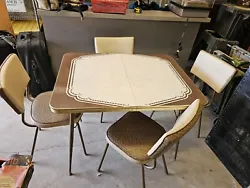 Vintage Retro 1950s Era Dining/Kitchen/Breakfast Table - LOCAL PICKUP ONLY.  Really nice 5 piece kitchen set. One chair...