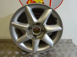 Ref interne : 43472954. Jante Aluminium Renault Clio 2 Phase 1. Modèle : CLIO II PHASE 1. Presente des rayure dusage.
