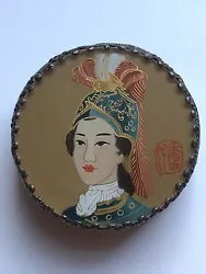 Superbe ancienne boîte poudrier avec miroir. Décor peint représentant un portrait chinois ou chinoise (dignitaire...