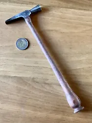 outils anciens, beau petit marteau dhorloger estampillé....il s’agit d’un outil ancien qui a traversé les usages...
