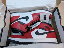 LaAir Jordan 1 est une des sneakers les plus populaires de lannée 2019 et 2020. colorisChicago avec une toe box noire....