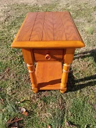 Oak end table with drawer. Excellent used condition.