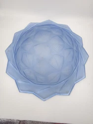 Très belle et grande vasque de plafond en verre moulé pressé Art Déco. Dépoque et de style Art Déco, cette vasque...