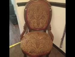 Very unique parlor chair. Its in great condition. Any questions feel free to message me!!