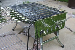 Its size and design allow you to use it in two different ways. The BBQ could be used with skewers or with a grill top...