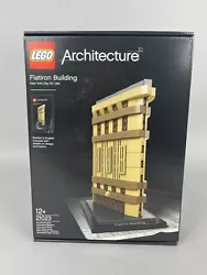 Construis une version détaillée en briques LEGO® du Flatiron Building, le plus spectaculaire des gratte-ciels de New...