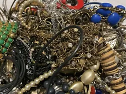 1 lb grab bag of usable and broken junk jewelry. There will be broken rhinestones pieces, broken beaded jewelry, glass,...