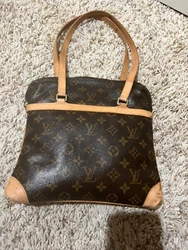 This is a preowned handbag. Its 100% authentic. Louis Vuitton GM Coussin. It is preowned and it has visible use and...