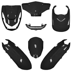 En plastique noir brillant. 1 dessous de caisse avant. 1 carénage arrière gauche.