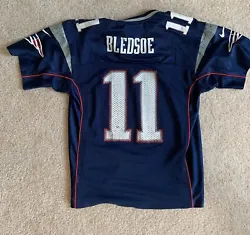 New England Patriots Bledsoe Jersey Youth MediumIn used condition. Shoeing wear/ cranking on numbers, letters and...