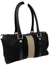 Magnifique petit sac Gucci pour femme C’est le modèle Boston Le sac est en état correct Les coins en cuir sont un...