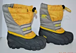 Kids Sorel snow boots Size 7. gray and yellow pull on with liner, bungee closure at top.