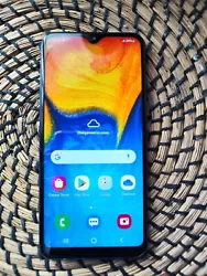 Samsung Galaxy A20e 32go. Petite tache jaunâtre en haut à droite mais  ne dérange en rien a son utilisation ...