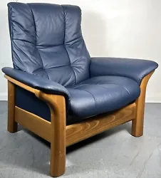 This is a great looking Ekornes Stressless recliner chair. It is the large sized 