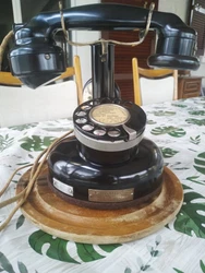 Téléphone a colonne. envoie mondial relay. bel objet de déco. cadran fonctionnel feutrine changé.