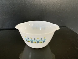 Vintage Pyrex White Flowers Small Mixing Bowl Pyrex Leafs #14. Excellent condition- I would say sm/medium size mixing...