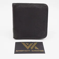 Rare portefeuille créateur Porte-billets monnaie zippé de Louis Vuitton en cuir Taïga. Fabriqué à la main en...