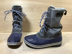 The boots are in very good, used condition. The item does show light signs of wear and use.