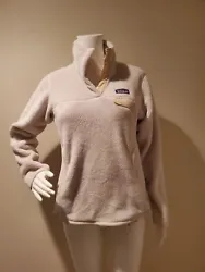 Patagonia Re-Tool Snap T Fleece pullover jacket. This is in the Raw Linen/ White color and a size S. Armpit to armpit...