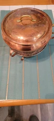 Crafted from high-quality copper, this chafing pot is an exquisite piece that is sure to add elegance to your kitchen.